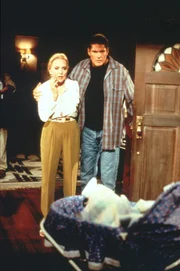 Irene (Anne Jeffreys), Mitchs Mutter, und Mitch (David Hasselhoff) machen sich große Sorgen. Neelys Baby, das sie ihnen anvertraut hat, ist verschwunden.