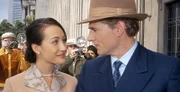 Harmony (Maggie Q., l.) freut sich, dass Gideon (Daniel Morgenroth, r.) sie zur Gerichtsverhandlung begleitet.