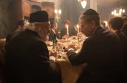 Grün (Moisej Bazijan, li.) lädt Goldstein (Mark Ivanir, re.) zu einer Familienfeier ein.