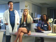 John C. McGinley (Dr. Perry Cox, li.).