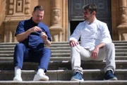 Tim Raue (l.) und Accursio Craparo  Die Verwendung des sendungsbezogenen Materials ist nur mit dem Hinweis und Verlinkung auf RTL+ gestattet.