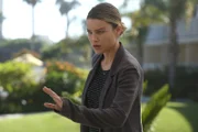 Gerät zwischen die Fronten, als ein betrogener Ehemann Rache nehmen will: Chloe (Lauren German) ...