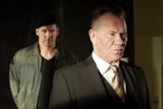 Djavo (Manfred Lehmann, re.) und Vladic (Ralf Moeller) bereiten sich auf Djavos großen Auftritt vor...