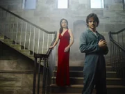(2. Staffel) - Die Wahrheit bringt alle in Gefahr! Während Will (Hugh Dancy, r.) unschuldig im Gefängnis sitzt, sucht Alana (Caroline Dhavernas, l.) nach der tödlichen Wahrheit ...
