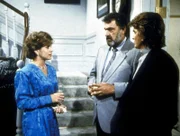 Trish (Ann Howard, l.) erklärt Mark (Victor French, M.) und Jonathan (Michael Landon, r.), dass sie nicht heiraten möchte, weil sich ihre Eltern und Großeltern trennen wollen.
