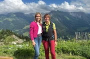 Sonja Weissensteiner mit Wanderführerin Daniela Schwendiger.