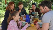 Ein Neuzugang am Frühstückstisch: Daniel nistet sich bei Vera, Mia und Paul ein. Charly gehört fast schon dazu.
