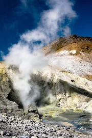 Rauch dampft aus einer Fumarole - Jigokudani 'Hell Valley', Mt. Tateyama, Honshu.