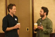 Dennis Reynolds (Glenn Howerton, l.), Charlie Kelly (Charlie Day, r.)