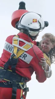 Peter Berger (Serge Falck) hat es geschafft. Er und Wally Burger (Pamela Marquardt) werden am Bergeseil aus dem Stollen gezogen. Nach der Rettungsaktion trauert das kleine Mädchen um eine gewisse Susi, die noch im Stollen ist. Noch ahnt niemand, dass es sich dabei um ihre Puppe handelt.