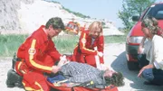 Enrico Cortini (Tom Mikulla, li.) und Dr. Karin Thaler (Roswitha Meyer) versorgen den verletzten Joe Malina (Hartmuth Ehler). (re.: Margot Vuga als Eva Burger)