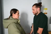 Milan (Vitali Huk) spielt Valea (Antonia Kolano) etwas vor.