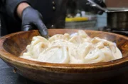 Chinkali sind eine georgische Spezialität: Die traditionellen Teigtaschen werden einfach mit den Fingern gegessen.