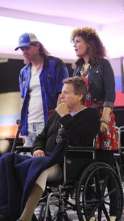 Booth (David Boreanaz, l.) und Brennan (Emily Deschanel) haben sich als verdeckte Ermittler in das Bowlingteam eingeschleust. Vorne Max Keenan (Ryan O'Neal)