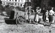 Frauen mit Handwagen.