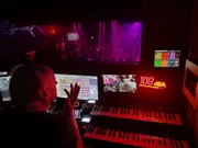 Am Lichtmischpult in der Diskothek Melodrom.