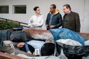 Sonja Bitterling (Genoveva Mayer, l.) spricht mit den Kommissaren Beissl (Andreas Giebel, r.) und Paulsen (Peter Marton, m.) über die mutmaßliche Todesursache des Hotelbetreibers (Komparse).