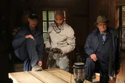 Was haben die Entführer (Ricky Whittle, M.) mit Ducky (David McCallum, r.) und Jimmy (Brian Dietzen, l.) nur vor?