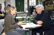 Anna (Jeanette Biedermann, l.) söhnt sich mit Robert (Mathieu Carrière, r.) aus.
