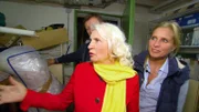 Nach einer Pechsträhne muss Rentnerin Carolina ihr einst gutgehendes Restaurant verkaufen.Trödelprofi Marco Heuberg will das Inventar mit größtmöglichem Gewinn verkaufen. v.l.: Tochter Christine, Carolina