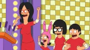 Nach ihrer Autopanne treten Bob, Linda (l.), Louise (2.v.l.), Gene (r.) und Tina (2.v.r.) in einer Ausgabe der Game-Show "Family Fracas!" an. Zum Ärger des Gastgebers gewinnen sie immer wieder und kehren Nacht für Nacht zurück, bis ihre Glückssträhne ein jähes Ende nimmt ...