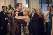 Seine ehemalige Therapeutin Bedelia Du Maurier (Gillian Anderson, r.) begleitet Hannibal (Mads Mikkelsen, l.) auf eine Europareise, obwohl sie genau weiß, wozu er fähig ist ...