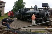 Sepp Forcher moderiert vor der Mariazeller Dampflok.