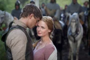 Hat ihre Liebe eine Chance? König Edward IV (Max Irons, l.) und Elizabeth Woodville (Rebecca Ferguson, r.) stammen aus verfeindeten Adelshäusern, was die ganze Sache äußerst kompliziert macht.