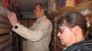 Andrea verkauft Bastelbedarf an Lothar Balle.