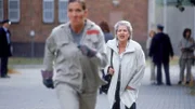 Walter (Katy Karrenbauer, li.) lässt sich auch von Uschi (Barbara Freier) nicht von ihrer Flucht abhalten, als das Seil über die Mauer geflogen kommt...