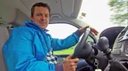 Nach einer Pechsträhne muss Rentnerin Carolina ihr einst gutgehendes Restaurant verkaufen.Trödelprofi Marco Heuberg will das Inventar mit größtmöglichem Gewinn verkaufen. Bild: Trödelprofi Marco Heuberg