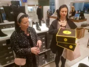 Kandidatin Ilona (l.) mit Shoppingbegleitung Corinna