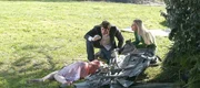 Officer Ryan Wolfe (Jonathan Togo) und Calleigh (Emily Procter) untersuchen eine Frauenleiche, die an der Absturzstelle des Frachtflugzeugs gefunden wurde.