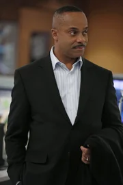 Stößt auf Papiere und ein Schließfach von seiner toten Frau Jackie, die ihn an ihrer Liebe zu ihm zweifeln lassen: Leon Vance (Rocky Carroll) ...