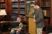 Als Howard die Möglichkeit bekommt, mit Stephen Hawking (Stephen Hawking, l.) zu arbeiten, ist Sheldon (Jim Parsons, r.) bereit, alles zu tun, um einen seiner Helden endlich kennenzulernen ...