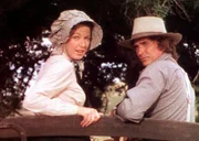 Caroline (Karen Grassle, l.) und Charles (Michael Landon, r.) können es kaum glauben. Aber ihre Tochter Laura hat zum zweiten Mal die neue teure Glasfensterscheibe zerbrochen.