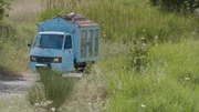 Mit seinem "Bibliomotocarro" - einer himmelblauen, zu einem Häuschen umgebauten Ape - tuckert La Cava durch die Region und bringt Bücher zu Kindern in kleinen, abgelegenen Orten.