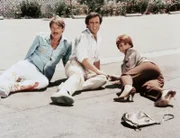 Die Journalistin Marlene Lewis (Marlene Carr) und die Detektive Cody (Perry King, l.) und Nick (Joe Penny) sind nur knapp einem Mordanschlag entgangen.