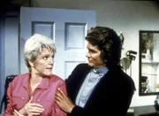 Carla (Barbara Stuart, l.) wird von Jonathan (Michael Landon, r.) verjüngt, damit sie ihren Mann wieder für sich erobern kann.