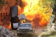 Bei Hiobs Flucht vor der Polizei kommt es zu einer spektakulären Verfolgungsjagd, in dessen Verlauf ein LKW explodiert...
