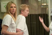 Dee Reynolds (Kaitlin Olson, l.); Mrs. Mac (Sandy Martin, r.)