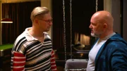 Bruno hofft, sich mit Joe zu versöhnen, als er sieht, dass es zwischen Peggy und Joe wieder entspannter läuft. Doch sein Entschuldigungsversuch scheitert kläglich: Joe blockt ab und wird aggressiv, als Bruno einfach nicht lockerlassen will.