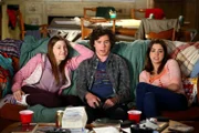 (v.l.n.r.) Sue (Eden Sher); Axl (Charlie McDermott); Devin (Gia Mantegna)