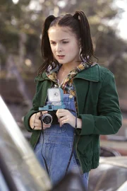Das NCIS-Team untersucht den Verkehrsunfall eines Marines, was bei Abby (Brighton Sharbino) einige unschöne Erinnerungen an ihre Zeit als junges Mädchen auslöst ...