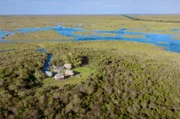 Nur wenige Kilometer von den paradiesischen Stränden Miamis entfernt liegen die Everglades, eines der größten Feuchtgebiete der Erde.