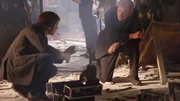 Horatio (David Caruso, r.) und Ryan (Jonathan Togo) finden in dem fast völlig zerstörten Gebäude Hinweise darauf, dass das Opfer mit dem Bau einer Bombe beschäftigt war.