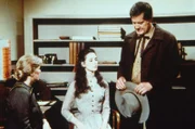 Victor Crosby (Jim Antonio, r.) möchte Annie Crane (Madeline Stowe, M.) dazu bewegen, ihre leibliche Mutter Marge zu besuchen. Annies Adoptivmutter Helen Crane (Mariclare Costello, l.) hört gespannt zu.