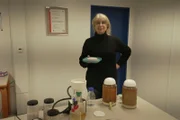 Mikrobiologin Ludmilla Gemeiner im Labor.