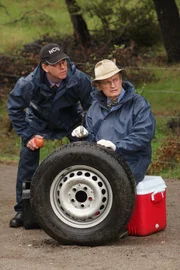 Als sie einen Leichnam von einem Tatort abtransportieren wollen, werden Ducky (David McCallum, r.) und Jimmy (Brian Dietzen, l.) von Fremden gezwungen, mit ihnen zu kommen. Ihr Leben ist in großer Gefahr ...