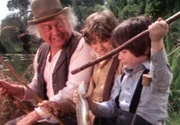 Der alte Houston (Dub Taylor, l.) erklärt Michael (David Hollander, M.) und seinem kleinen Bruder Josh (David Faustino, r.), warum Angeln so viel Spass macht.